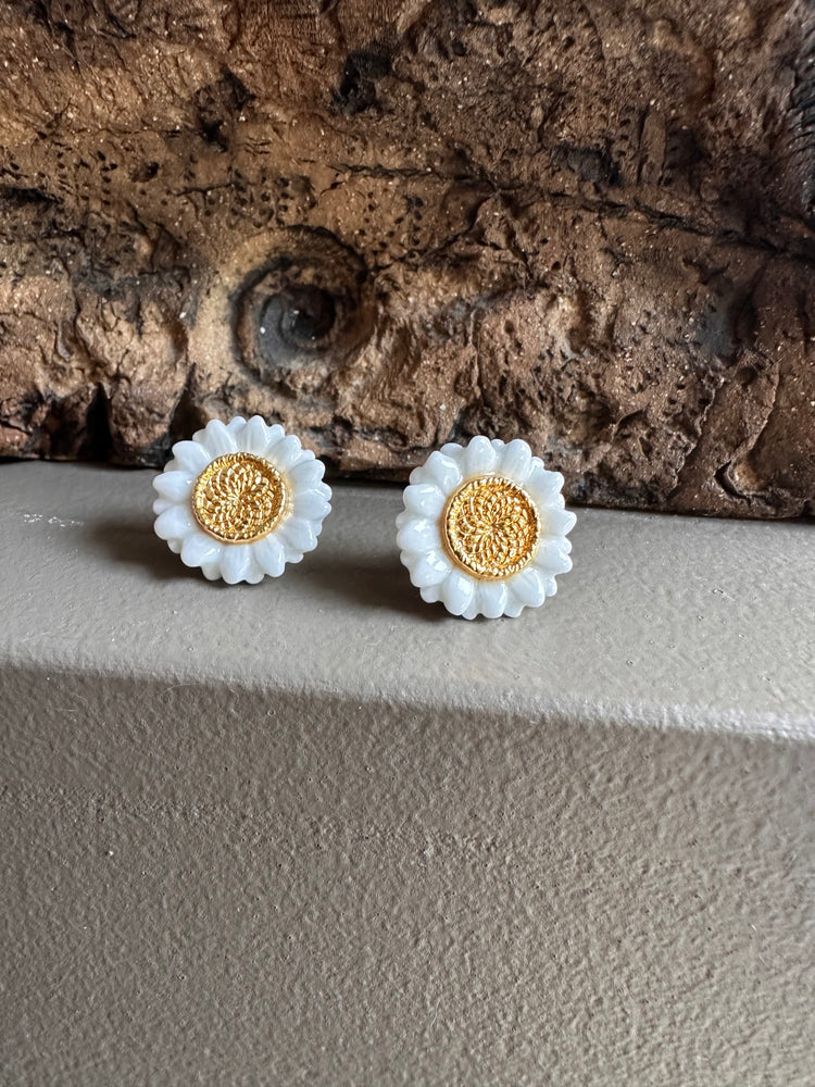 Nach Ceramic White Daisy Stud Earring