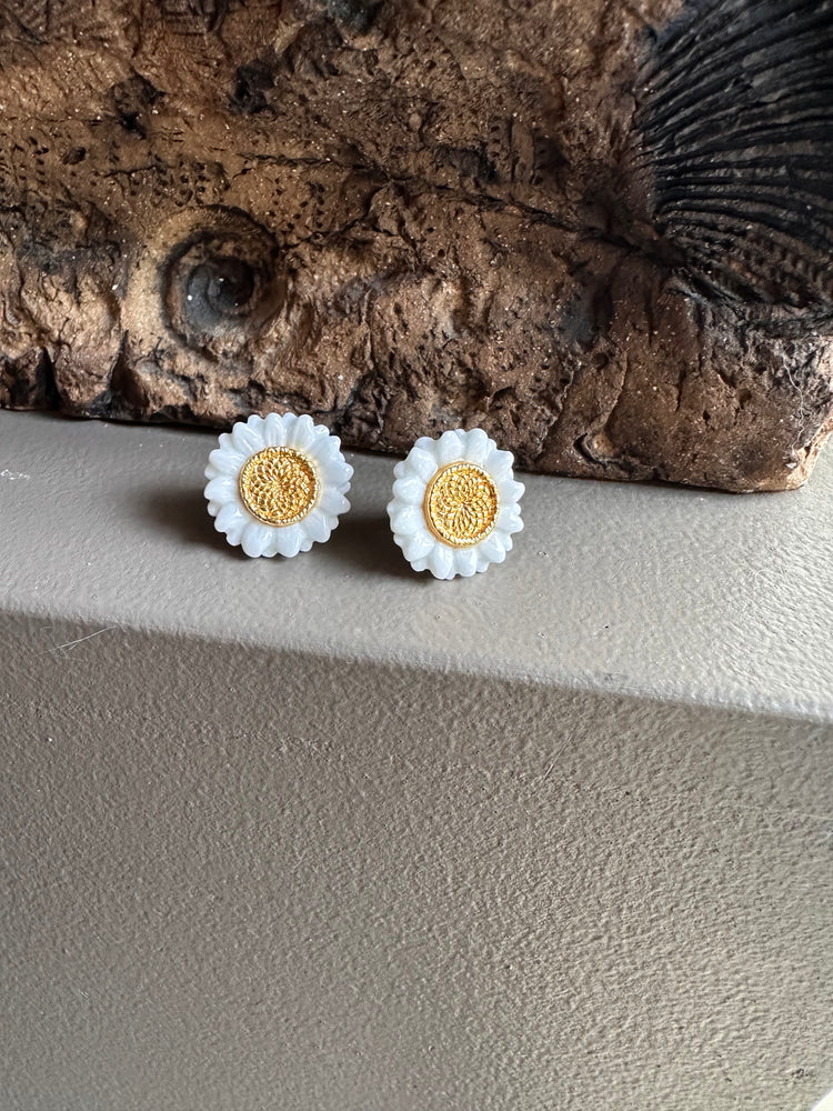 Nach Ceramic White Daisy Stud Earring