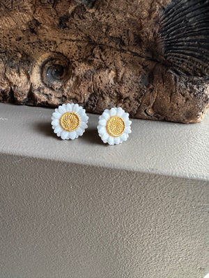 Nach Ceramic White Daisy Stud Earring