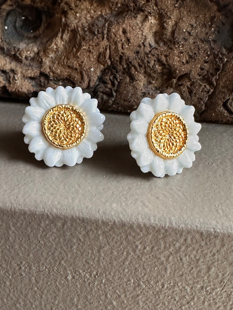 Nach Ceramic White Daisy Stud Earring