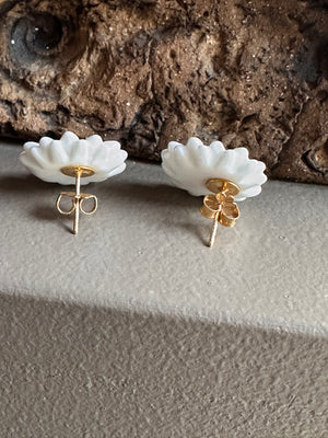 Nach Ceramic White Daisy Stud Earring