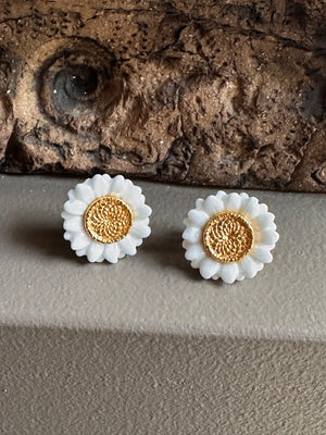Nach Ceramic White Daisy Stud Earring