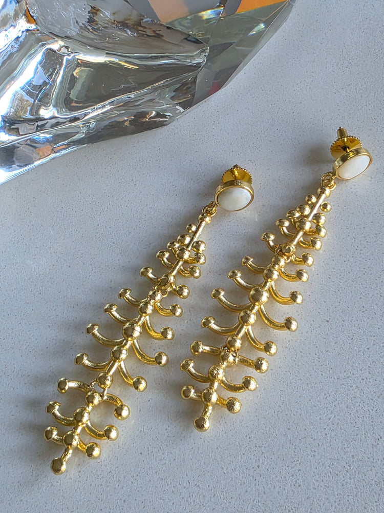 Gemajesty Neve Fresh Water Pearl Drop Gold Earring