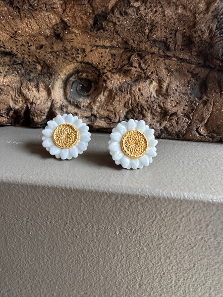 Nach Ceramic White Daisy Stud Earring