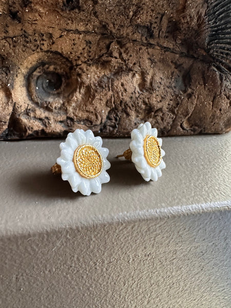 Nach Ceramic White Daisy Stud Earring