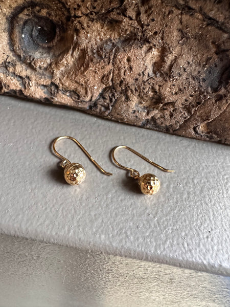 Gammie Mini Gołd Beaten Ball Drop Earring