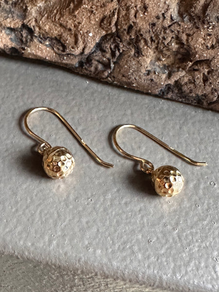 Gammie Mini Gołd Beaten Ball Drop Earring