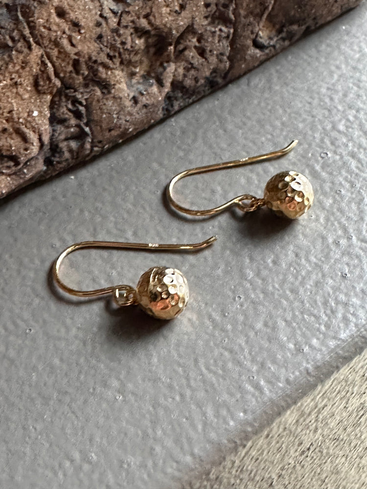 Gammie Mini Gołd Beaten Ball Drop Earring