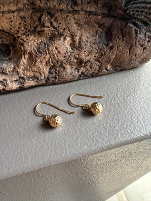 Gammie Mini Gołd Beaten Ball Drop Earring
