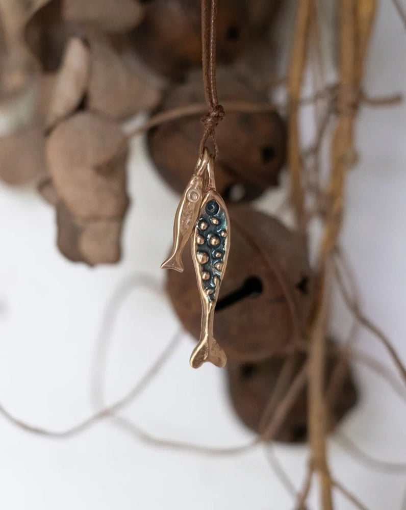 Pesci Che Volano Pesciolino Granello  Bronze Fish Charm Necklace