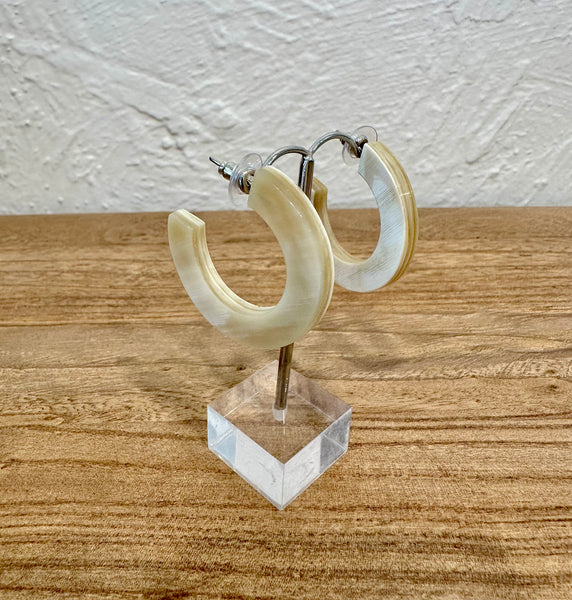 Soyang Paris Light White Horn Square Edge Hoop Earring