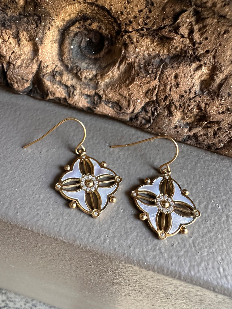 Zag Bijoux Mother Of Pearl Zirconia Earring