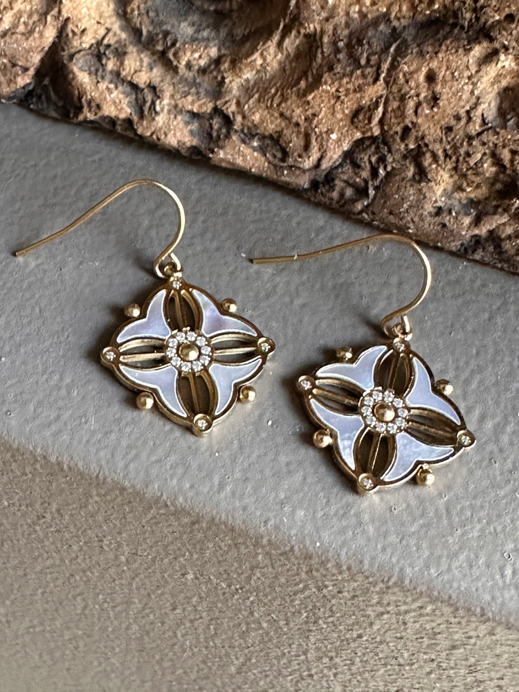 Zag Bijoux Mother Of Pearl Zirconia Earring