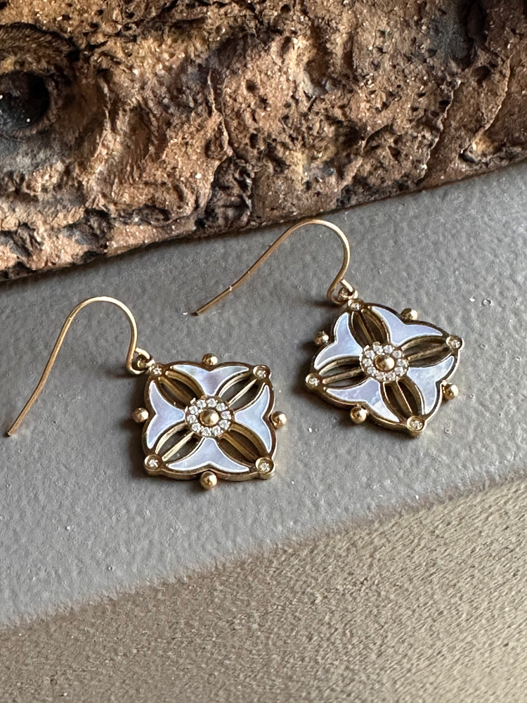 Zag Bijoux Mother Of Pearl Zirconia Earring